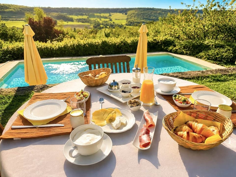Petit-déjeuner à la piscine du Clos de Fougères
