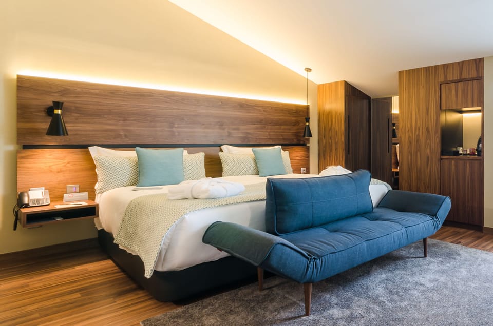 Attic room | Premium bedding, down comforters, in-room safe, desk