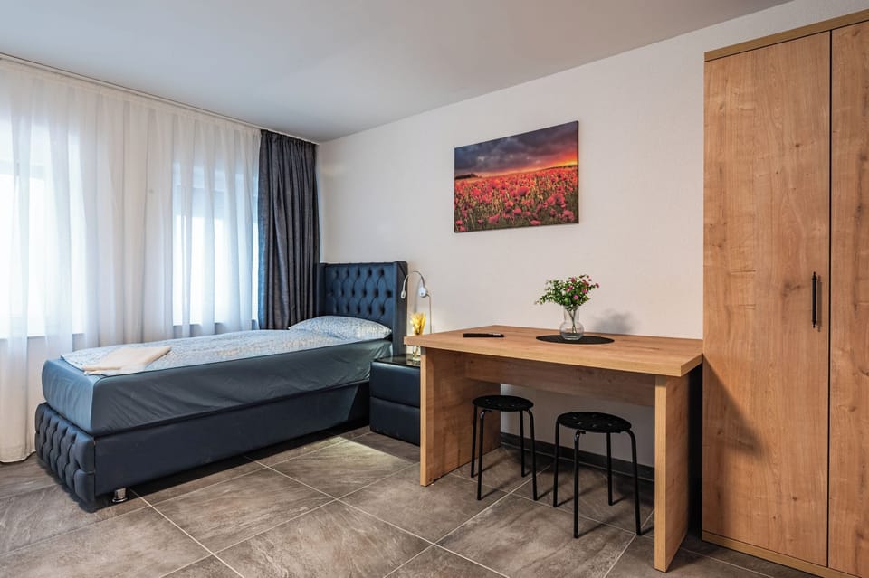 Comfort Quadruple Room | Desk, soundproofing, free WiFi
