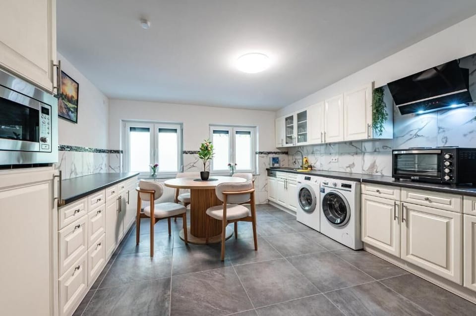 Microwave, oven, dishwasher, cookware/dishes/utensils