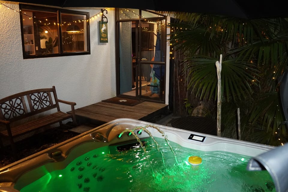 Intimate double lounger Spa with 48 jets, lights and bubbles.
