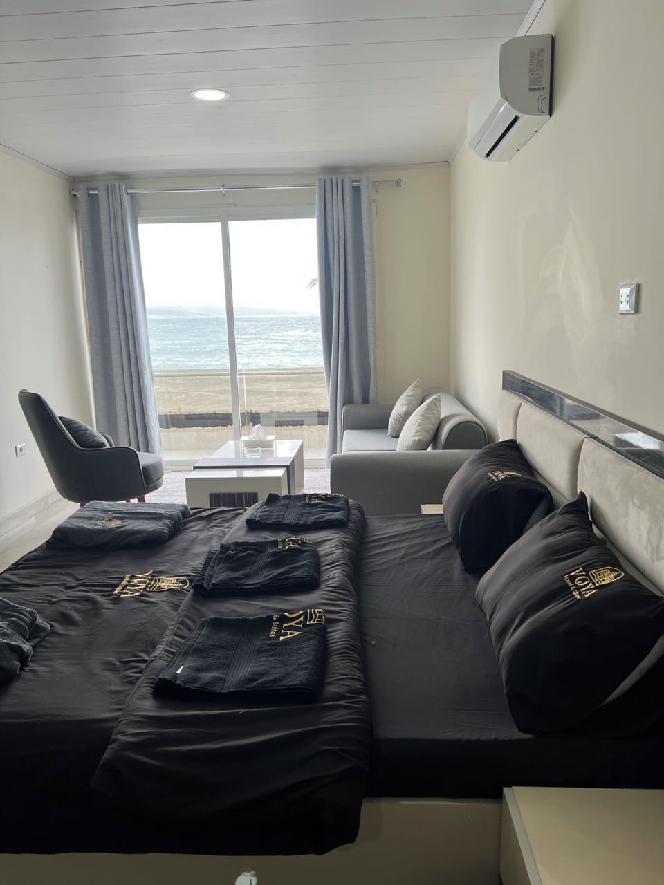 Desk, laptop workspace, WiFi (free)