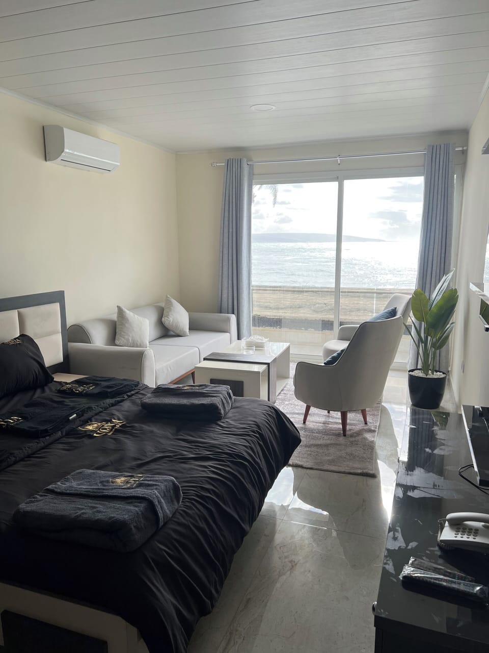 Desk, laptop workspace, WiFi (free)