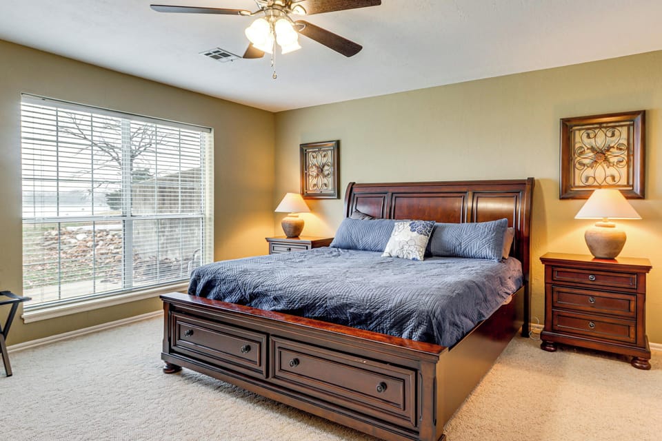Group Friendly! Waterfront Grand Lake Home w/ Dock Cottage in Oklahoma