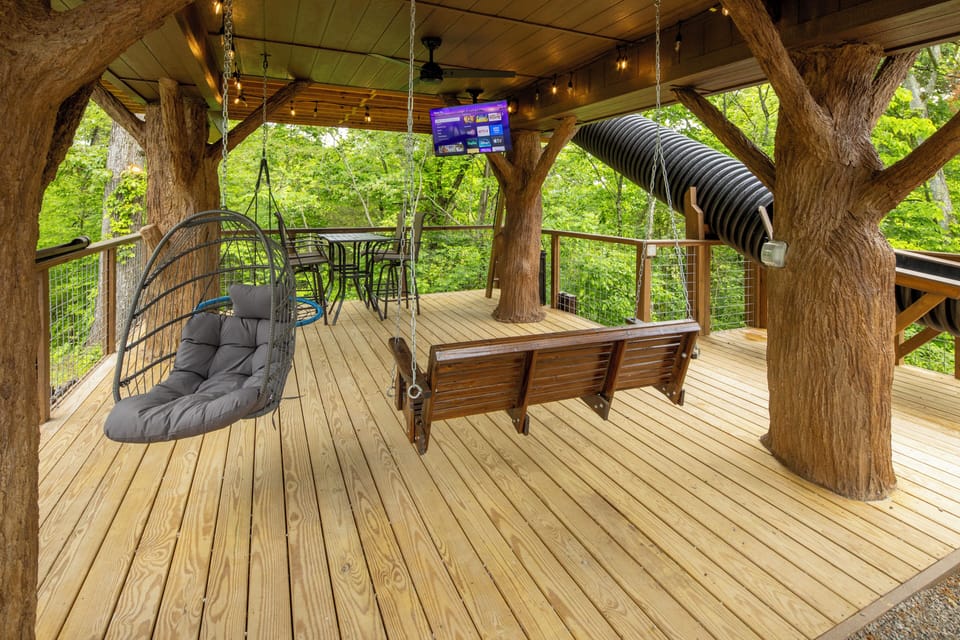LOWER DECK - DON'T STOP BE-LEAFING TREEFORT TREEHOUSE - SLEEPS 6 - WOODED VIEW - SANCTUARY TREEHOUSE RESORT