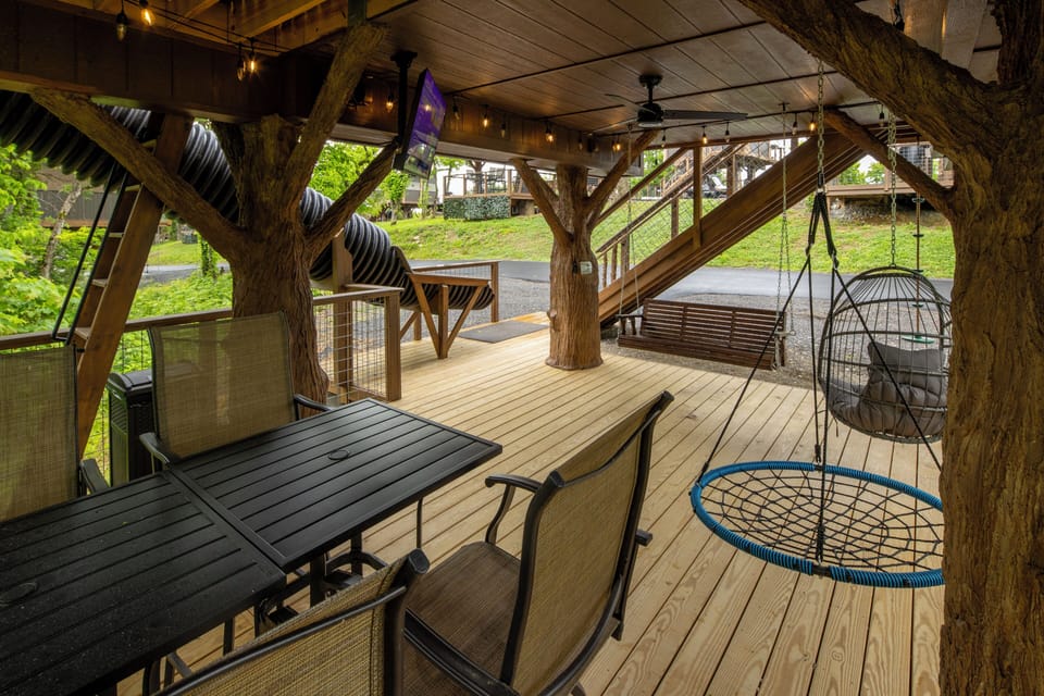 LOWER DECK - DON'T STOP BE-LEAFING TREEFORT TREEHOUSE - SLEEPS 6 - WOODED VIEW - SANCTUARY TREEHOUSE RESORT
