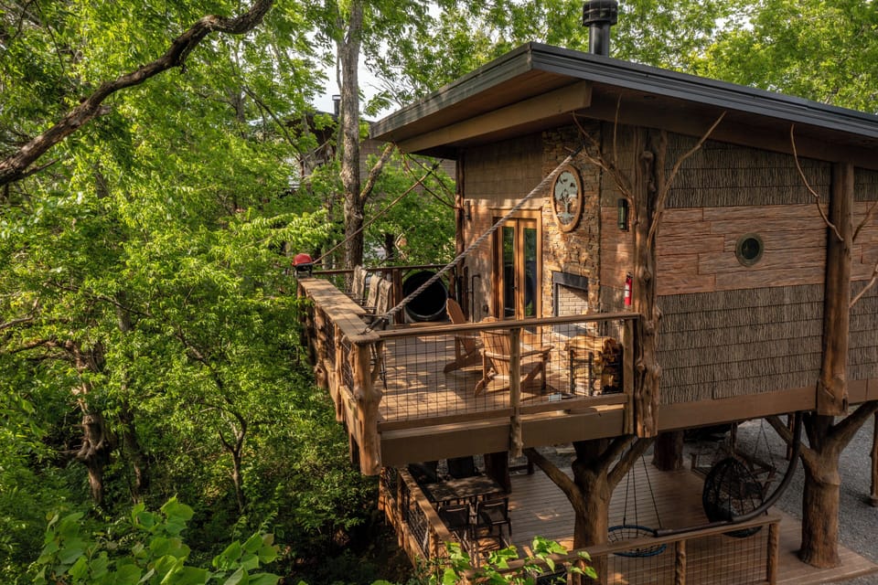 DON'T STOP BE-LEAFING TREE FORT TREEHOUSE - SLEEPS 6 - WOODED VIEW - SANCTUARY TREEHOUSE RESORT