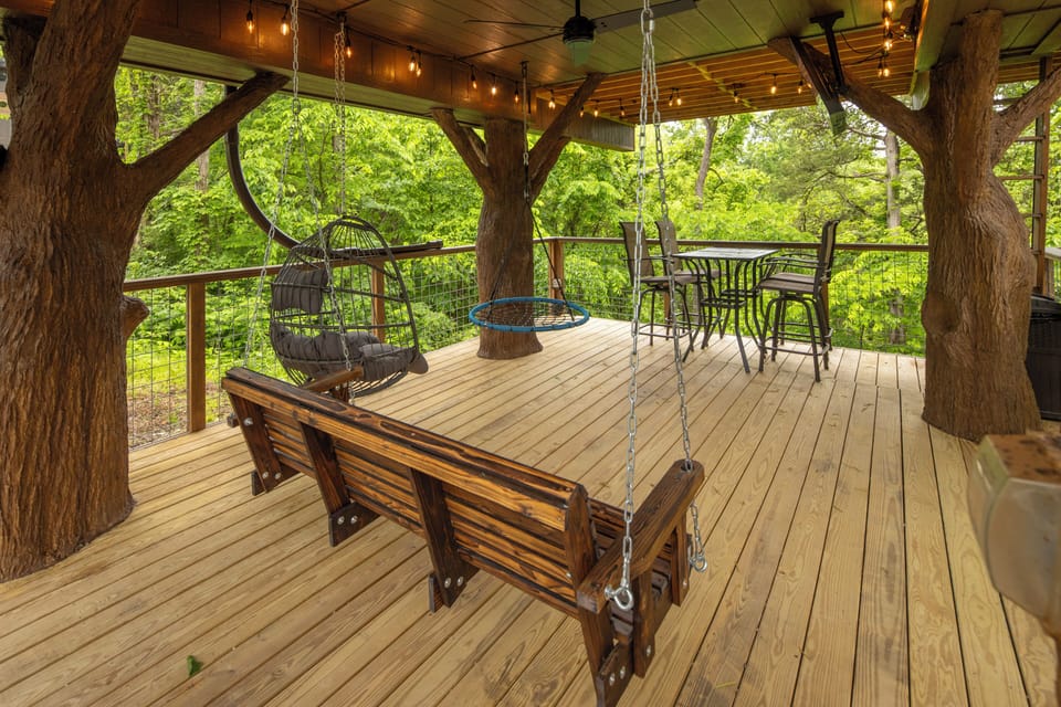 LOWER DECK - OWL ALWAYS LOVE YOU TREE FORT TREEHOUSE - SLEEPS 6 - WOODED VIEW