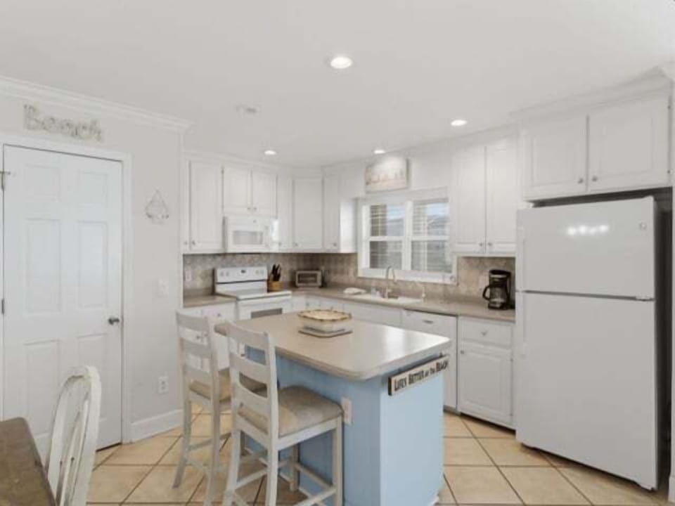 Villa, 5 Bedrooms | Private kitchen | Fridge, oven, coffee/tea maker