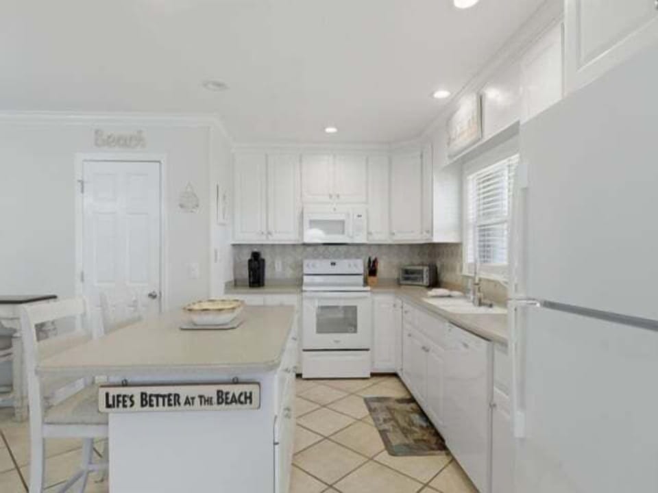 Villa, 5 Bedrooms | Private kitchen | Fridge, oven, coffee/tea maker