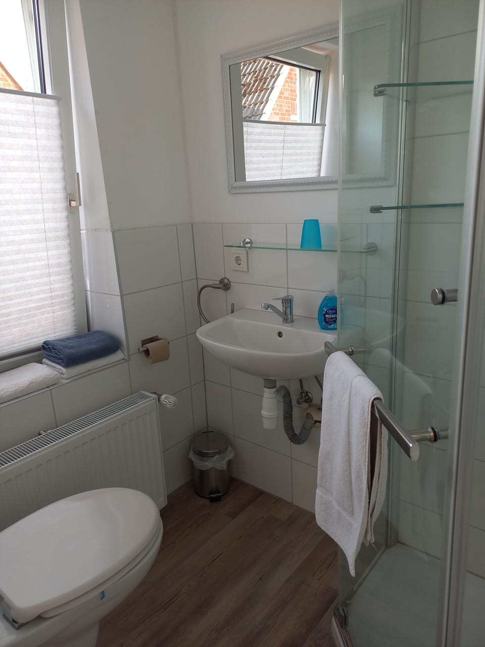 Basic Single Room | Bathroom | Shower, towels, toilet paper