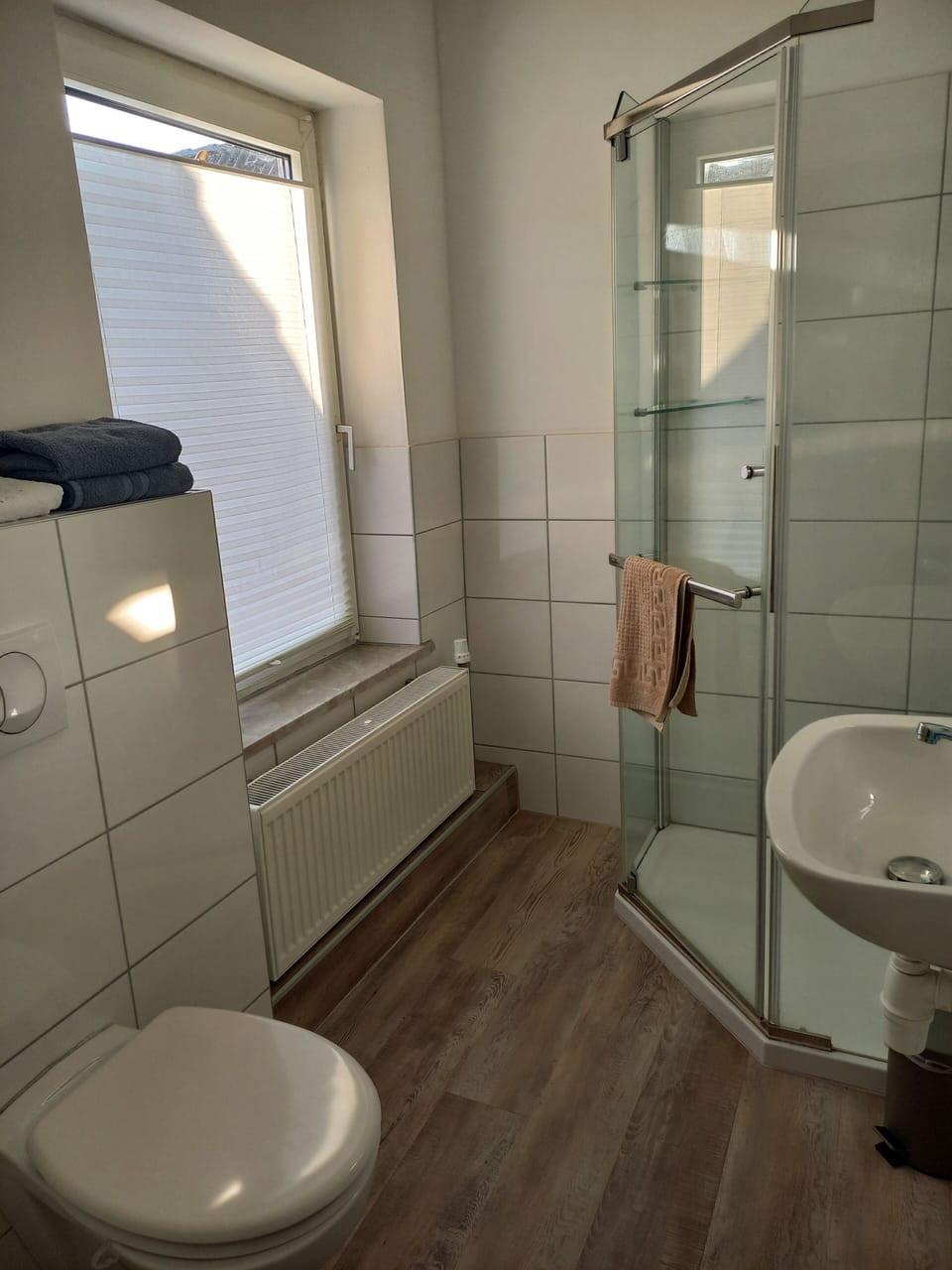 Basic Double Room | Bathroom | Shower, towels, toilet paper