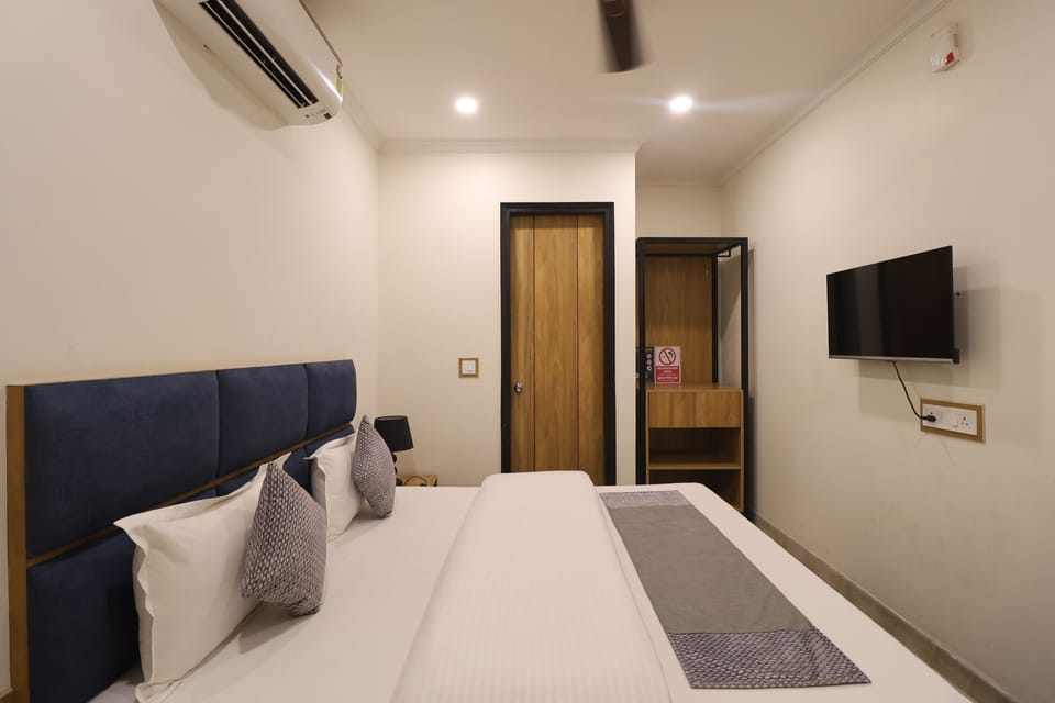 Laptop workspace, free WiFi, bed sheets