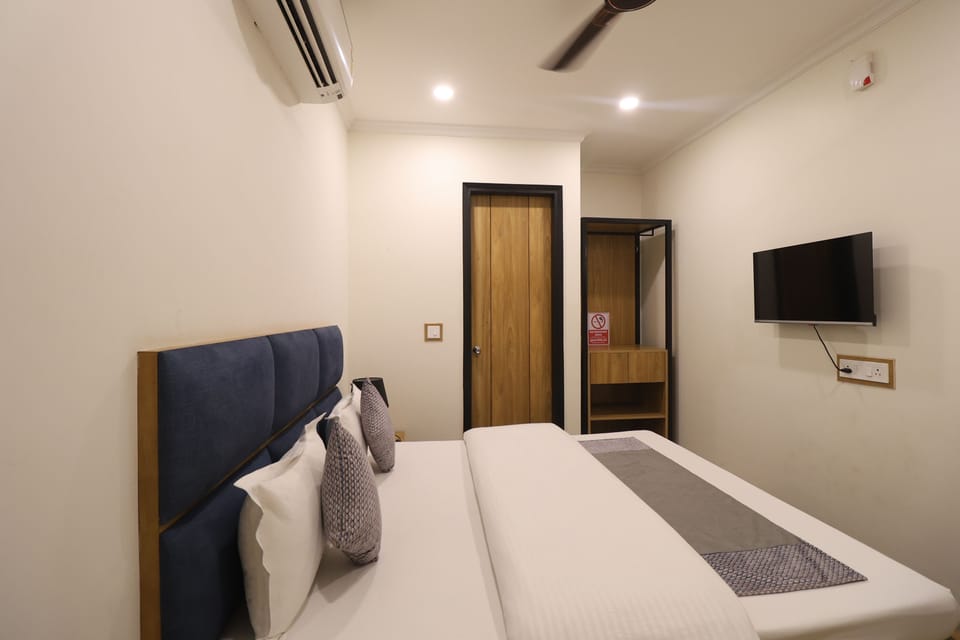 Laptop workspace, free WiFi, bed sheets