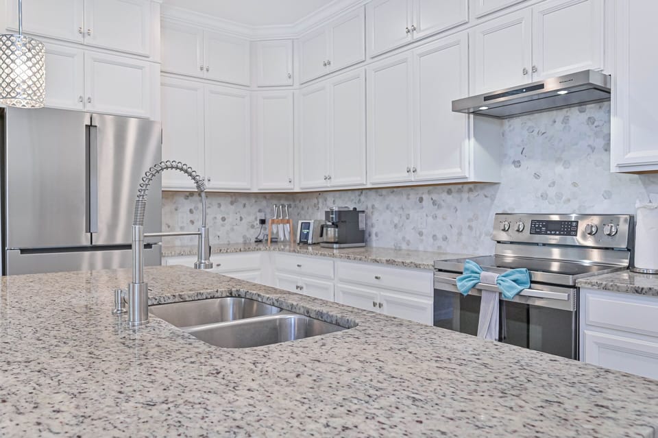 Tropical Escape - Fully equipped kitchen with island.