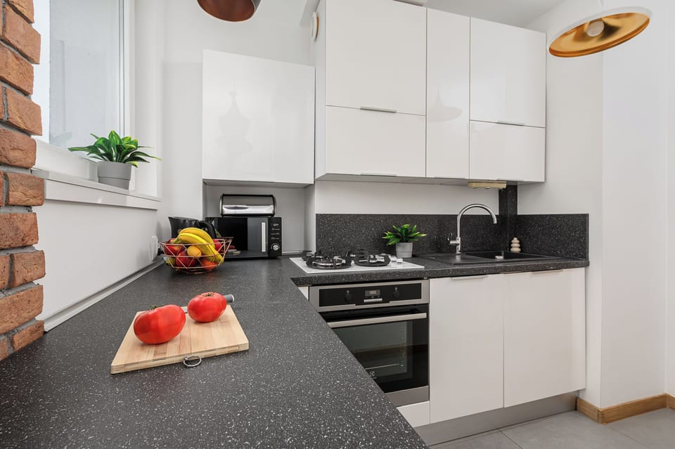 Classic Apartment, Courtyard View | Private kitchen | Electric kettle, dining tables
