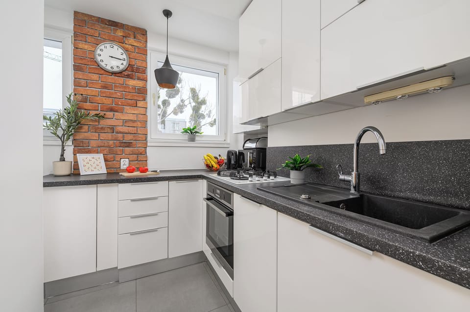 Classic Apartment, Courtyard View | Private kitchen | Electric kettle, dining tables