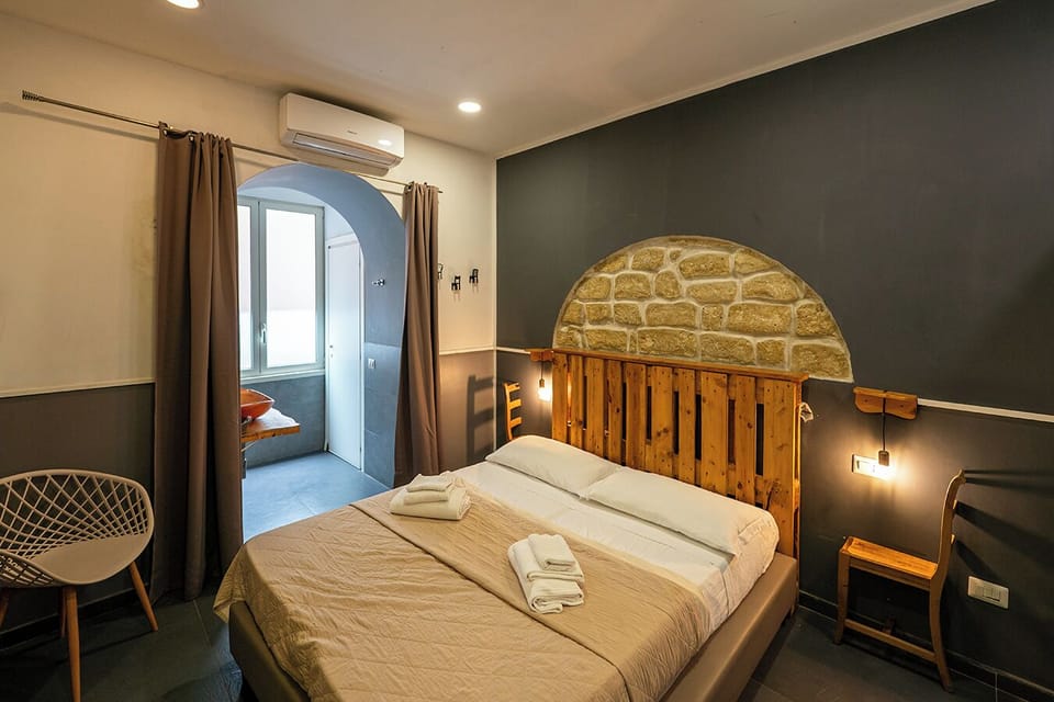 Standard Room, Annex Building (Vico Carceri San Felice 13) | Desk, laptop workspace, soundproofing
