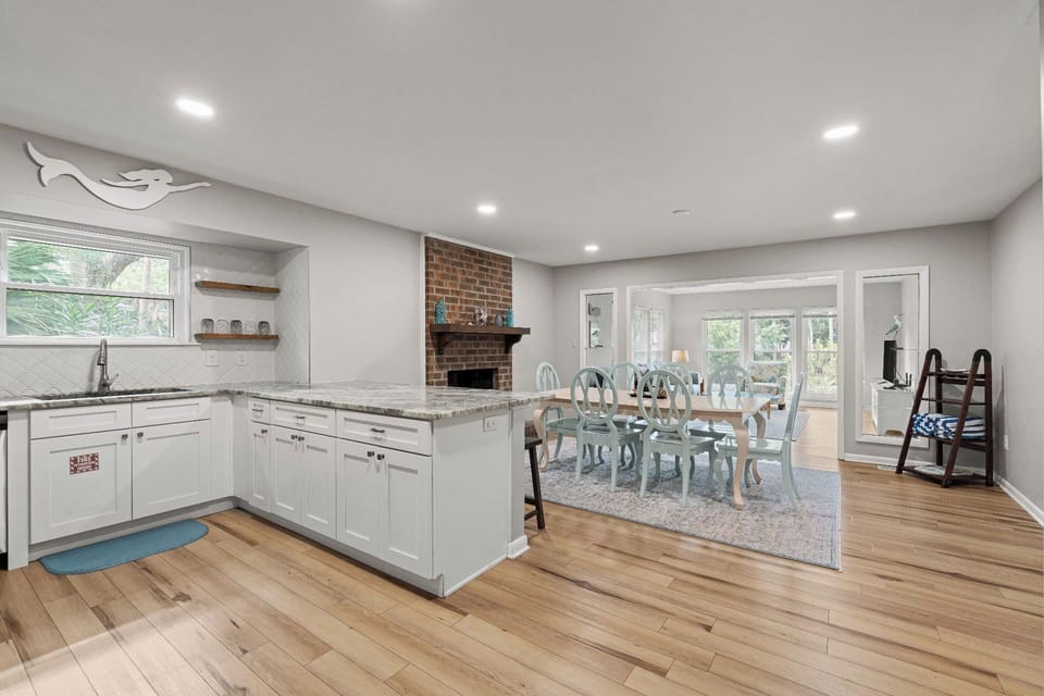 Kitchen with Breakfast Bar