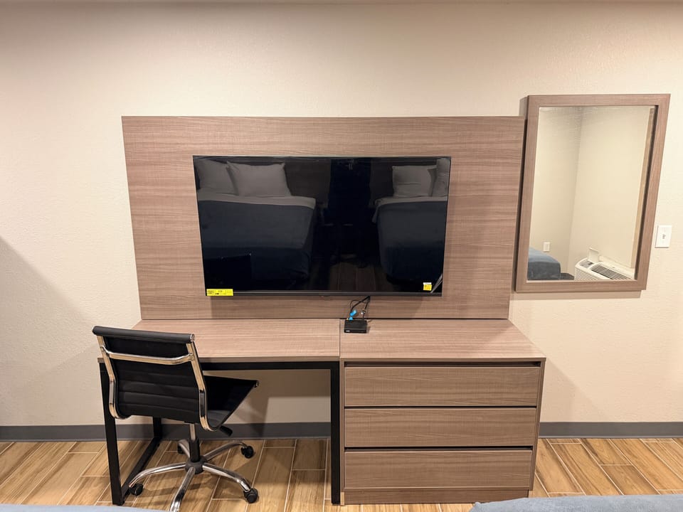 Deluxe Studio | Desk, laptop workspace, free WiFi