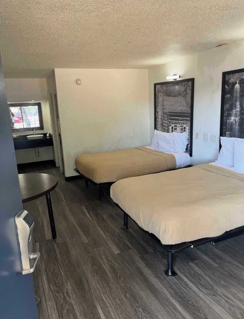 Basic Double Room | Desk, laptop workspace, WiFi (free), bed sheets