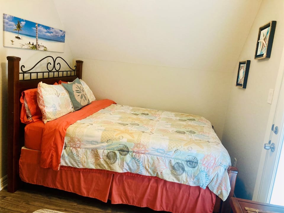 Upstairs Bedroom 3 private balcony
