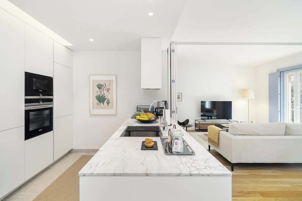 Modern open-plan kitchen connected to the living area. Features a marble countertop, built-in SIEMENS appliances. Bright and functional, perfect for cooking and entertaining mix. 
