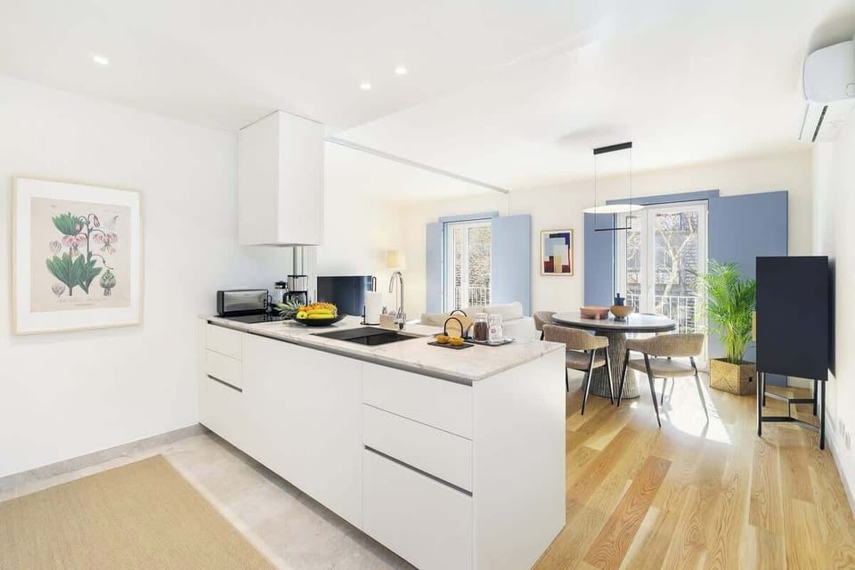 Modern and bright open-plan apartment with a fully equipped kitchen, dining table. 