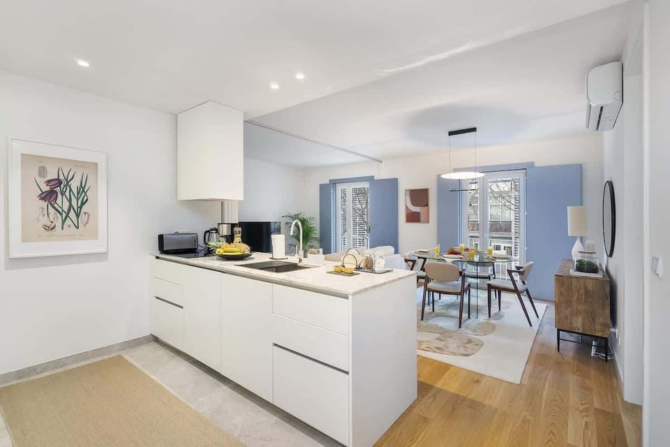 Modern and bright open-plan apartment with a fully equipped kitchen, dining table. 