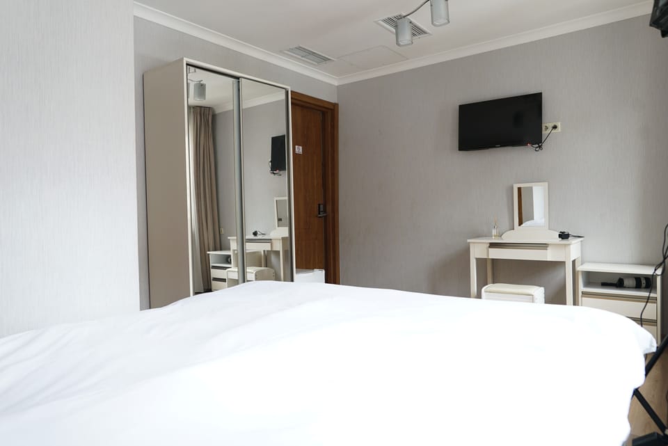 Deluxe Double Room, City View | Free WiFi, bed sheets