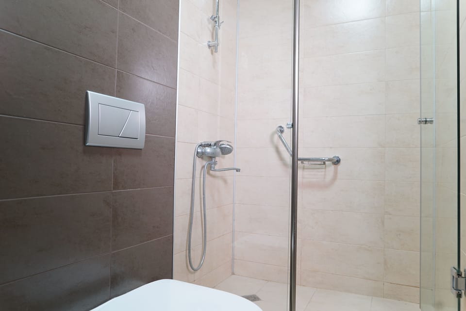 Classic Twin Room | Bathroom | Shower, free toiletries, hair dryer, towels