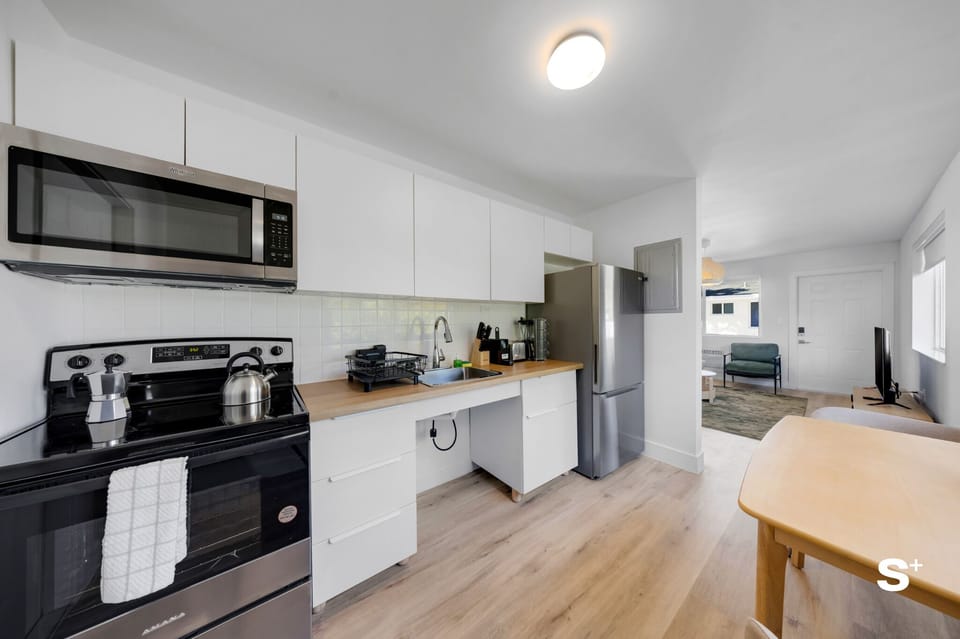 Comfort Apartment, 1 Bedroom, Patio | Private kitchen | Full-size fridge, microwave, oven, stovetop