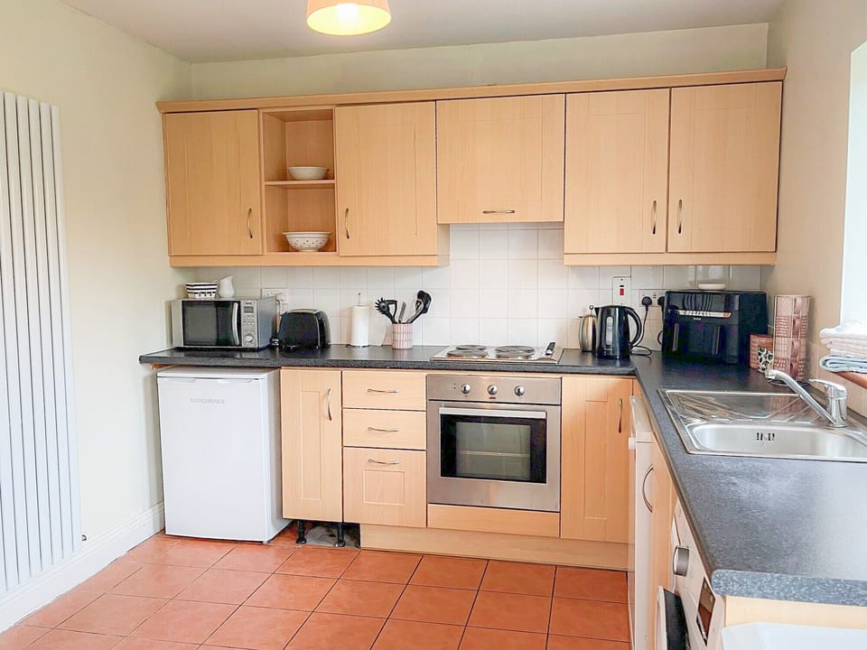 Seacliff Holiday Home No 43. Modern bright kitchen with all appliances.