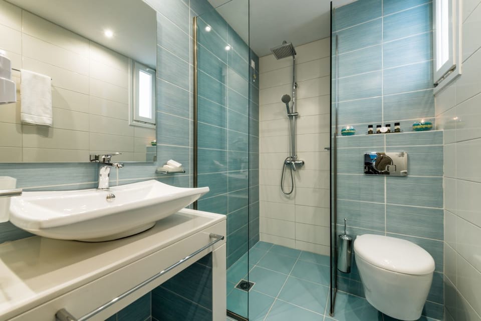 Economy Room, 1 Double Bed | Bathroom | Shower, rainfall showerhead, free toiletries, hair dryer