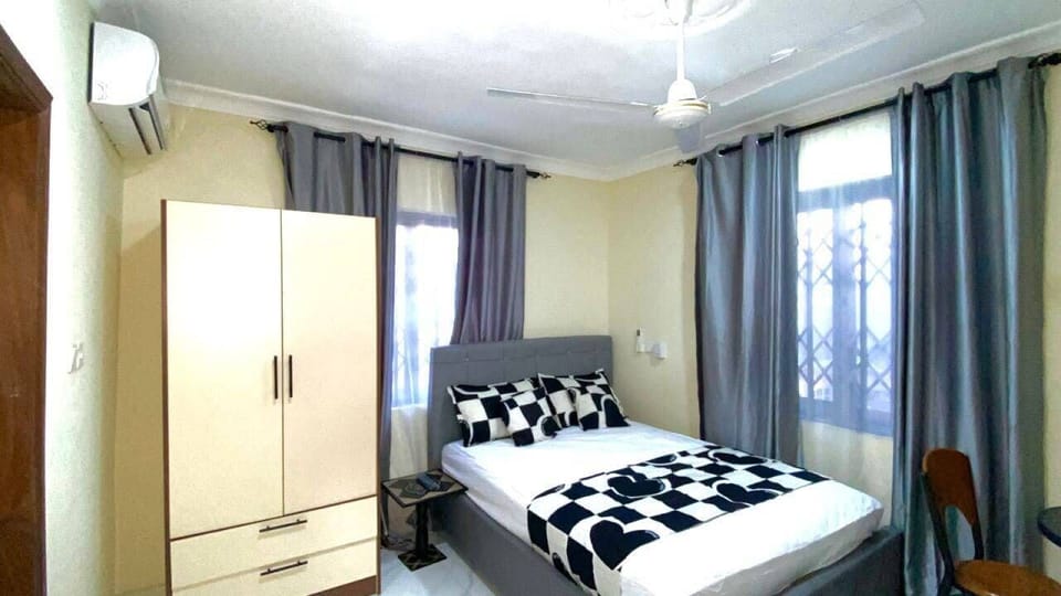 Single Room | Down comforters, laptop workspace, blackout drapes, iron/ironing board