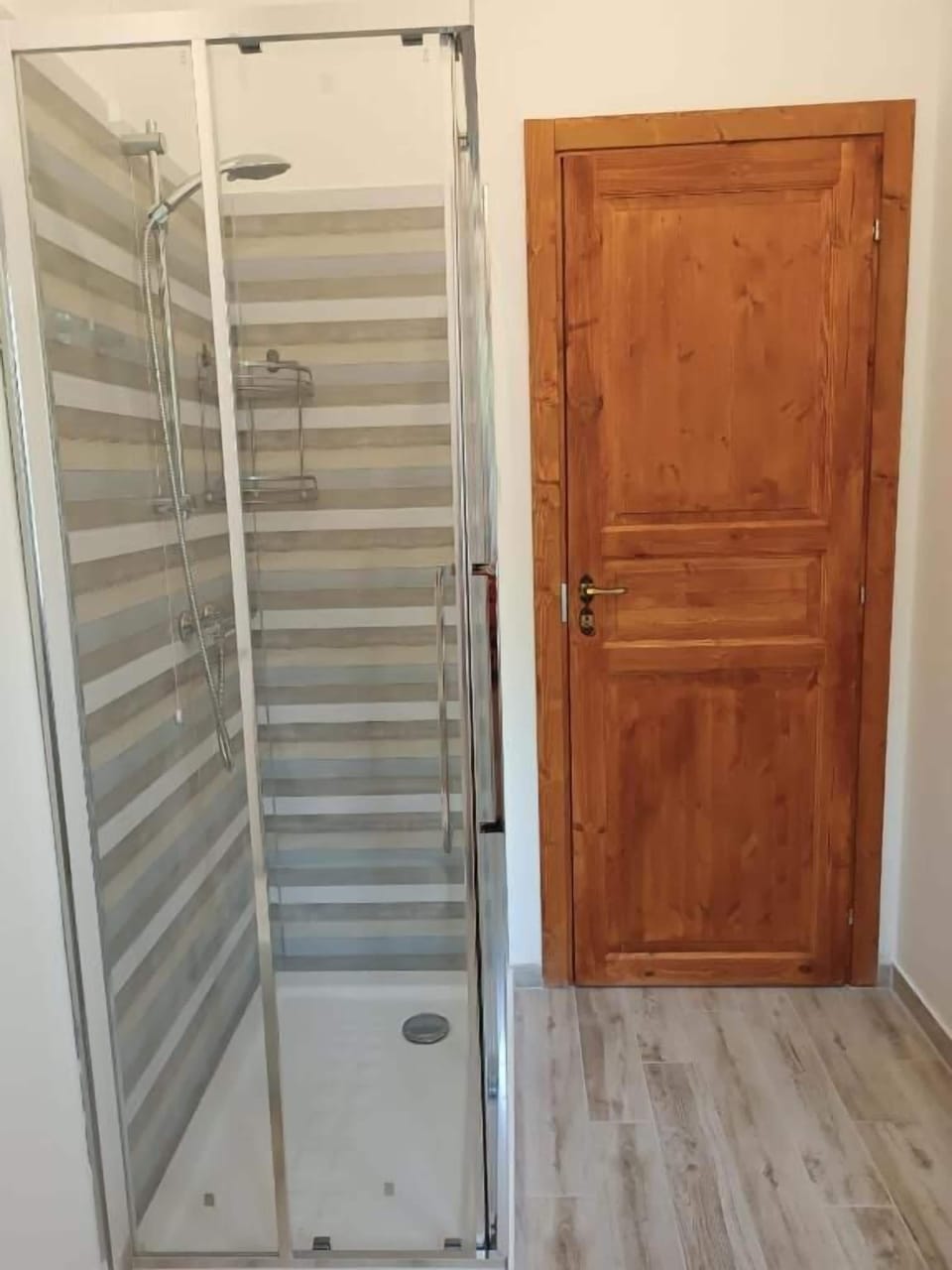 Luxury Triple Room, Garden View | Bathroom | Hair dryer, towels