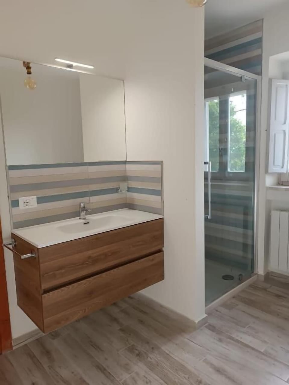 Deluxe Quadruple Room | Bathroom | Hair dryer, towels