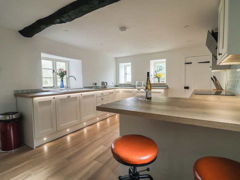 Cottage | Private kitchen | Fridge, dishwasher, toaster, cookware/dishes/utensils