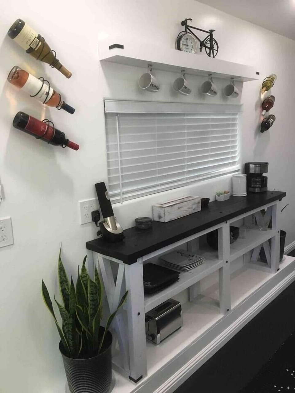 Enjoy the convenience of your own coffee and wine station! This stylish area features a coffee maker, toaster, and clever wall-mounted racks to keep your favourite wines within reach for relaxed mornings and cheerful evenings.