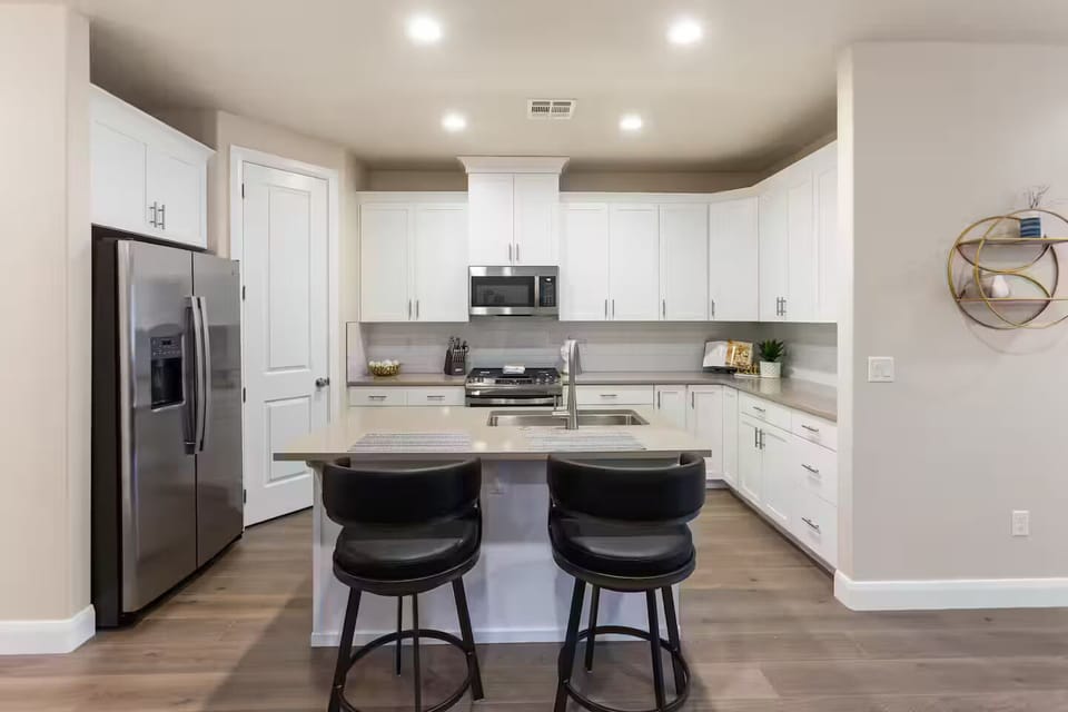Your chef elect will have no trouble cooking in this fully-equipped kitchen for all your needs.