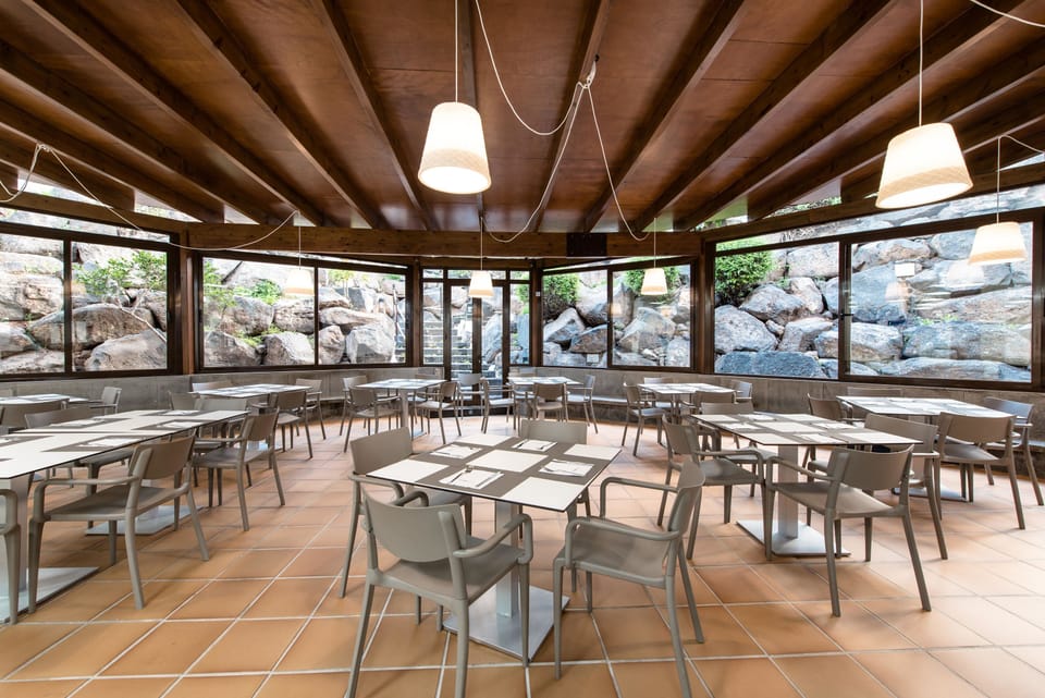 3 restaurants, breakfast served