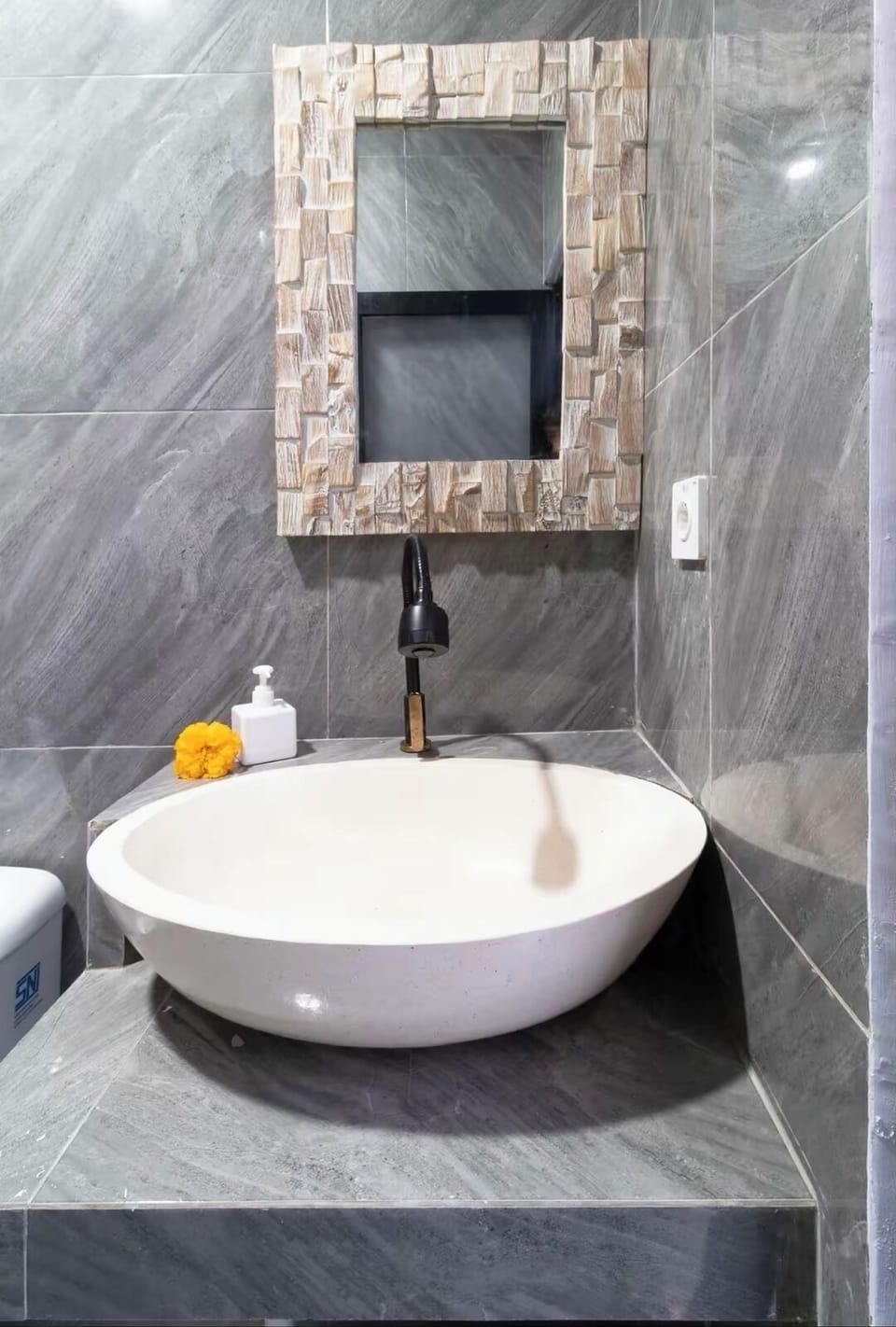 Shower, hydromassage showerhead, free toiletries, hair dryer
