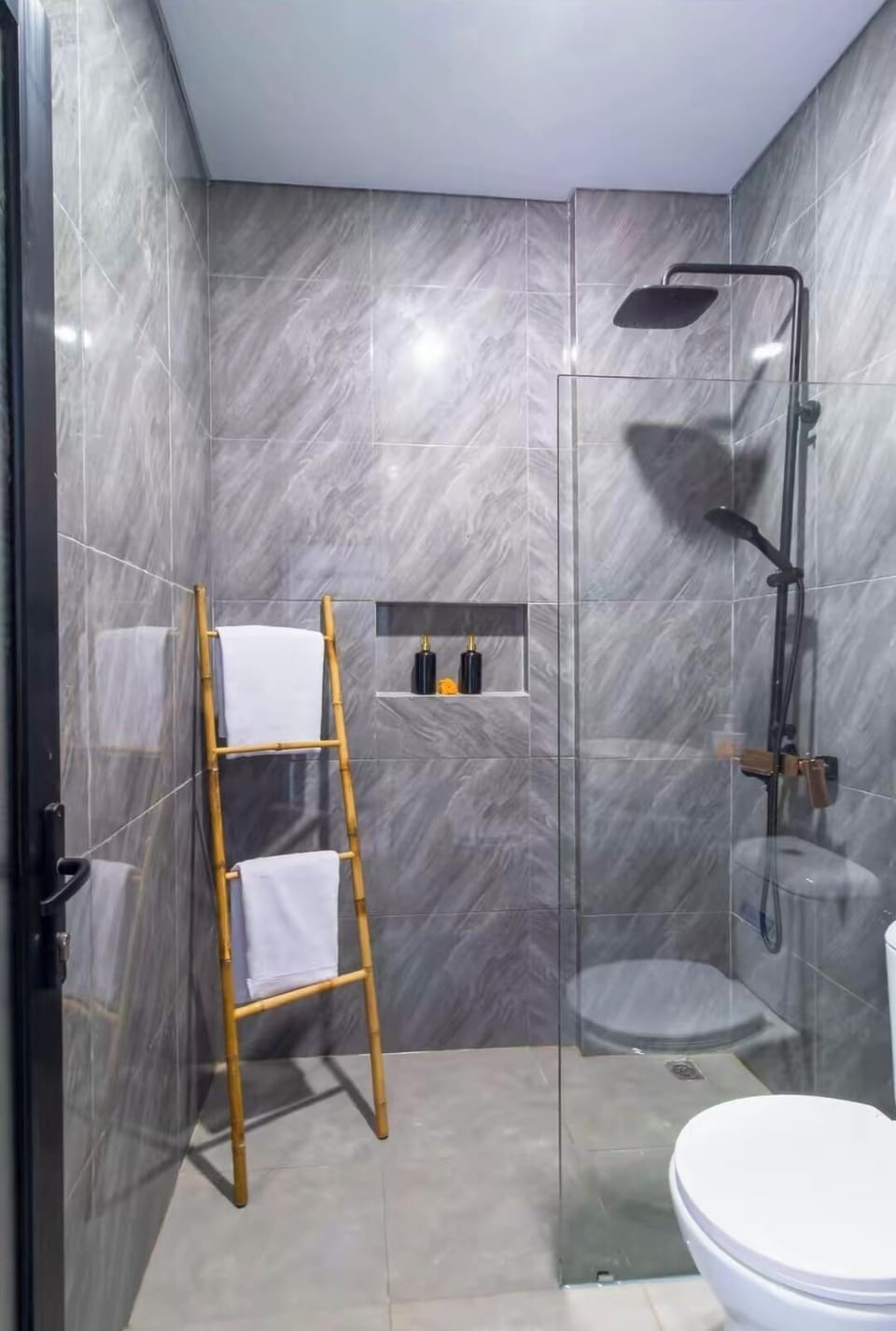 Shower, hydromassage showerhead, free toiletries, hair dryer