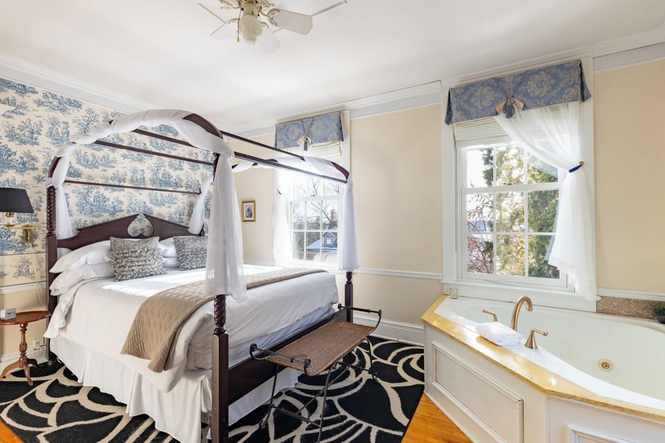 Premier Double Room, City View | Individually decorated, individually furnished, blackout drapes