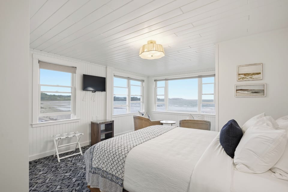 Deluxe Double Room, 1 Queen Bed, Ocean View, Oceanfront | WiFi (free), individually decorated, individually furnished