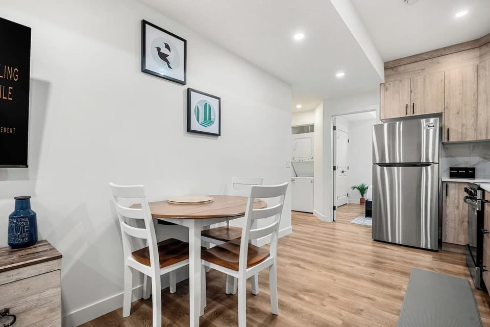 Dining area with seating for 3.