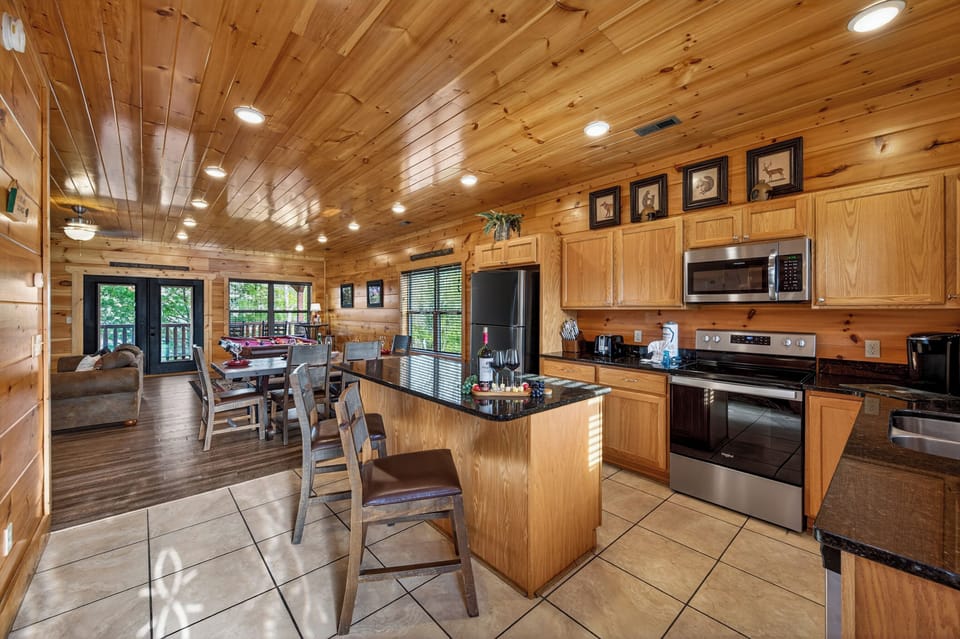 Entertainer's Dream : Host unforgettable gatherings in our expansive, open-concept living space.
Seamlessly transition from cooking in the gourmet kitchen to serving meals at the dining table, then end the night with a friendly tournament at the pool table