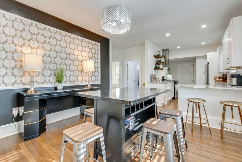 Dining Area | Dishware/Flatware Provided