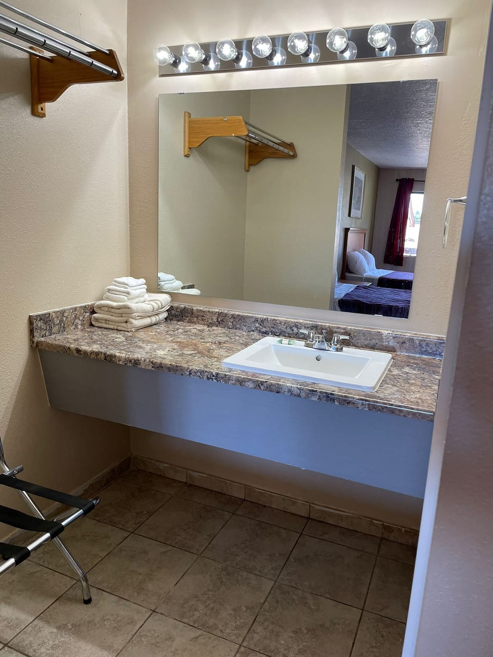 Combined shower/tub, free toiletries, hair dryer, towels