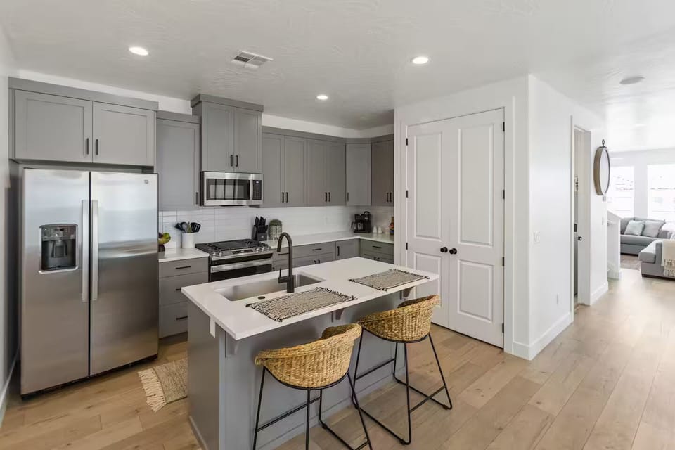 Cook like a pro in this fully equipped, modern kitchen —perfect for preparing meals after a day spent hiking, golfing, or exploring Zion.